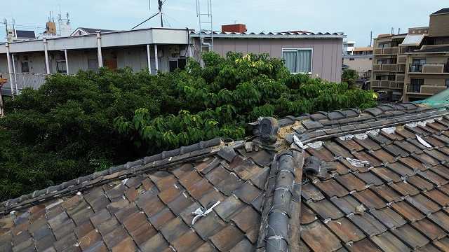 破損した棟瓦の状態