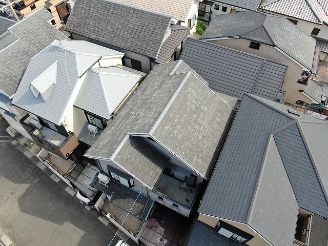 大山崎町でお隣の屋根材が落下？！塗れない屋根パミールと判明。カバー工法をご提案しようと思います。