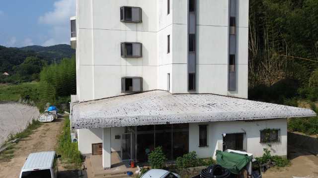 正面から見た入口屋根