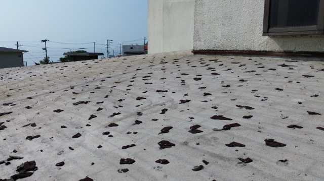 表面剥離が目立つ屋根
