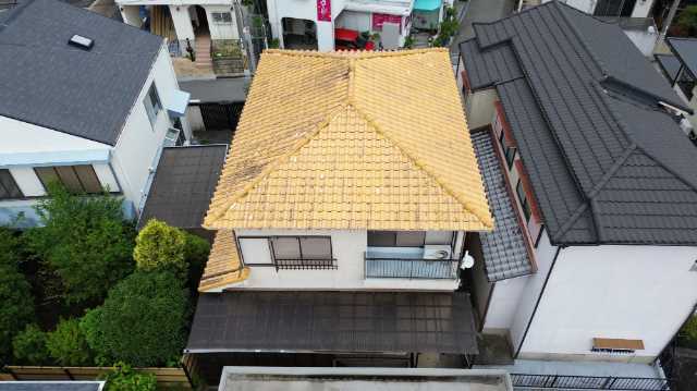 京都市左京区で色あせた瓦屋根と広がる経年劣化を確認し屋根葺き替えを検討した現地調査