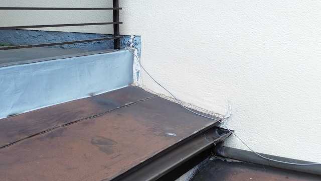 庇立ち上がりの隙間