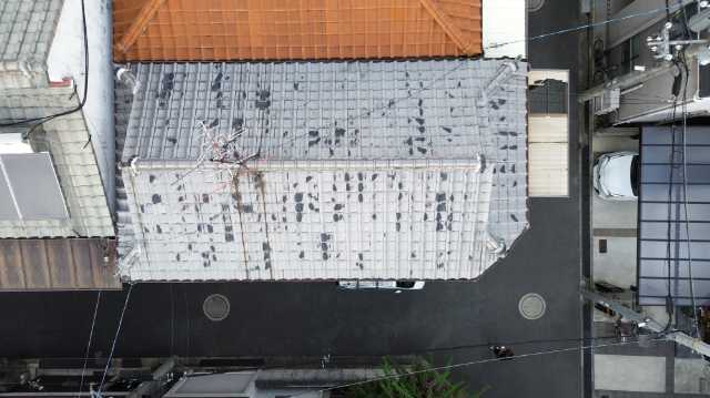 京都市伏見区で雨漏り修理調査、三階天井クロスのめくれと瓦屋根全体の劣化を確認した屋根工事