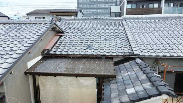 京都市右京区で雨漏り修理のため屋根工事調査、棟板金の錆びや瓦のズレを確認