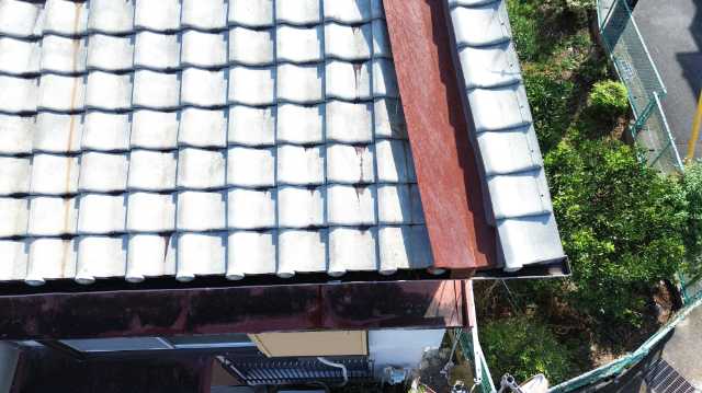 軒先側の錆びた板金