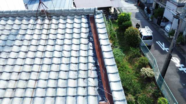 棟際の補修跡と瓦屋根
