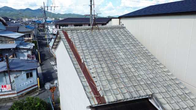 錆びた棟板金の全景