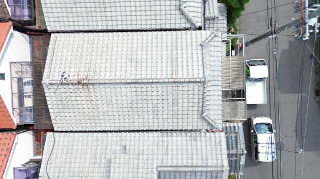 京都市上京区で正面外観も見据えた屋根工事調査、瓦屋根の色あせと棟まわりの錆を確認し屋根葺き替えと雨樋工事を検討
