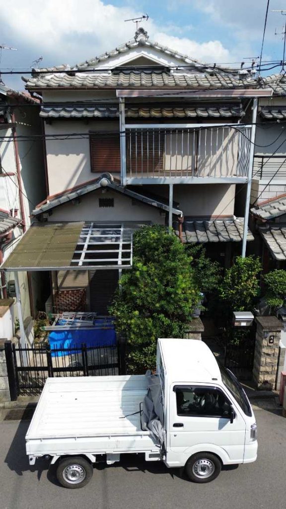 京都市上京区で正面外観を調査、瓦屋根の経年劣化とベランダ波板の傷みを確認した屋根葺き替え・雨樋工事