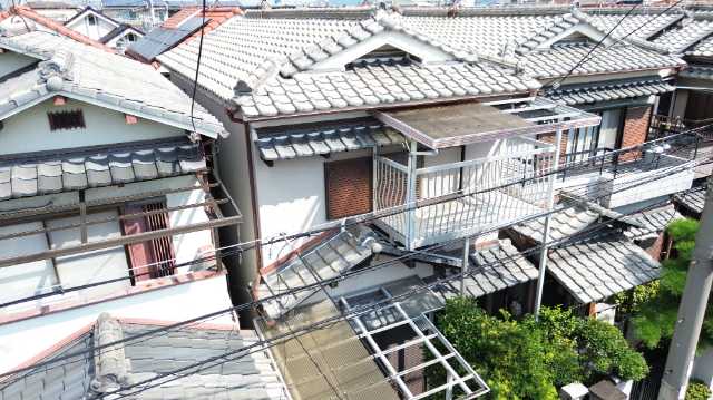 屋根と正面外観の全体