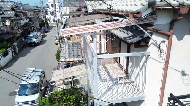 傷みのあるベランダ屋根