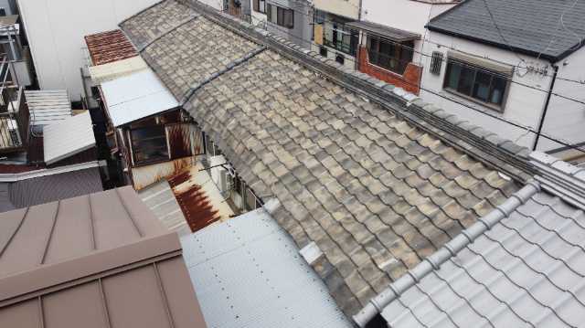 長い瓦屋根の全景