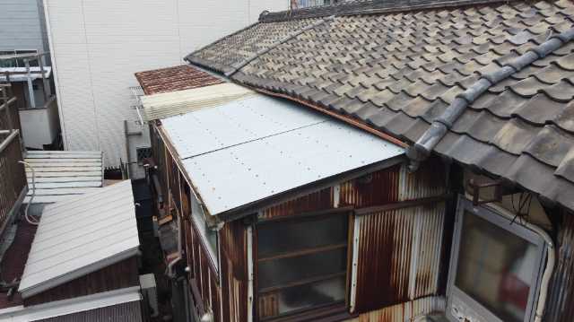 下屋根と瓦屋根の取り合い