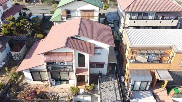 京都市伏見区で確認した色あせたカラーベスト屋根と傷んだ破風板・雨樋の現地調査