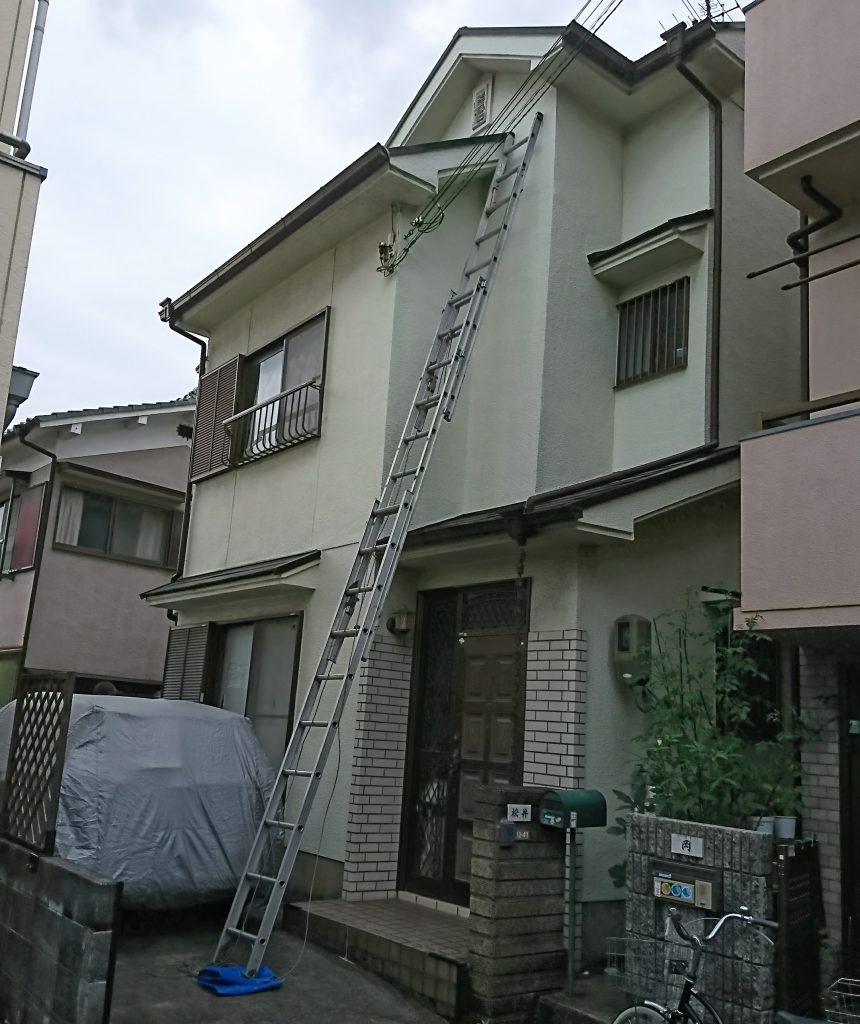 京都市西京区で下から見ても劣化が目立つカラーベスト屋根を調査、ひび割れと雨樋不良から屋根カバー工事を検討