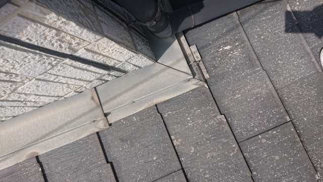 壁際の屋根取り合い部