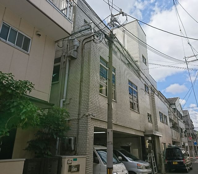 京都市右京区の屋根工事調査で判明した瓦棒葺き屋根の塗膜剥離と排水口詰まり、屋上防水の深刻な劣化