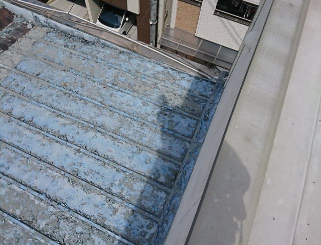 壁際が劣化した屋根隅部