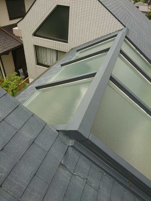 京都市伏見区で階段上の大型明り取りから複数箇所の雨漏りを確認した天窓工事調査