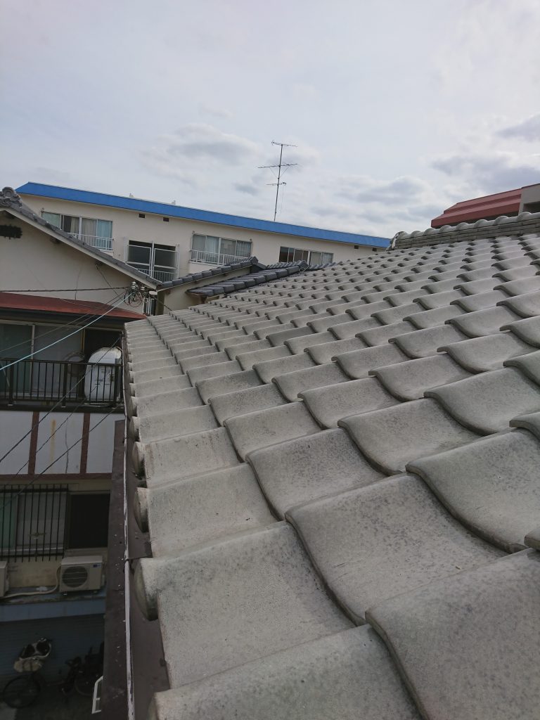 劣化した瓦屋根全体