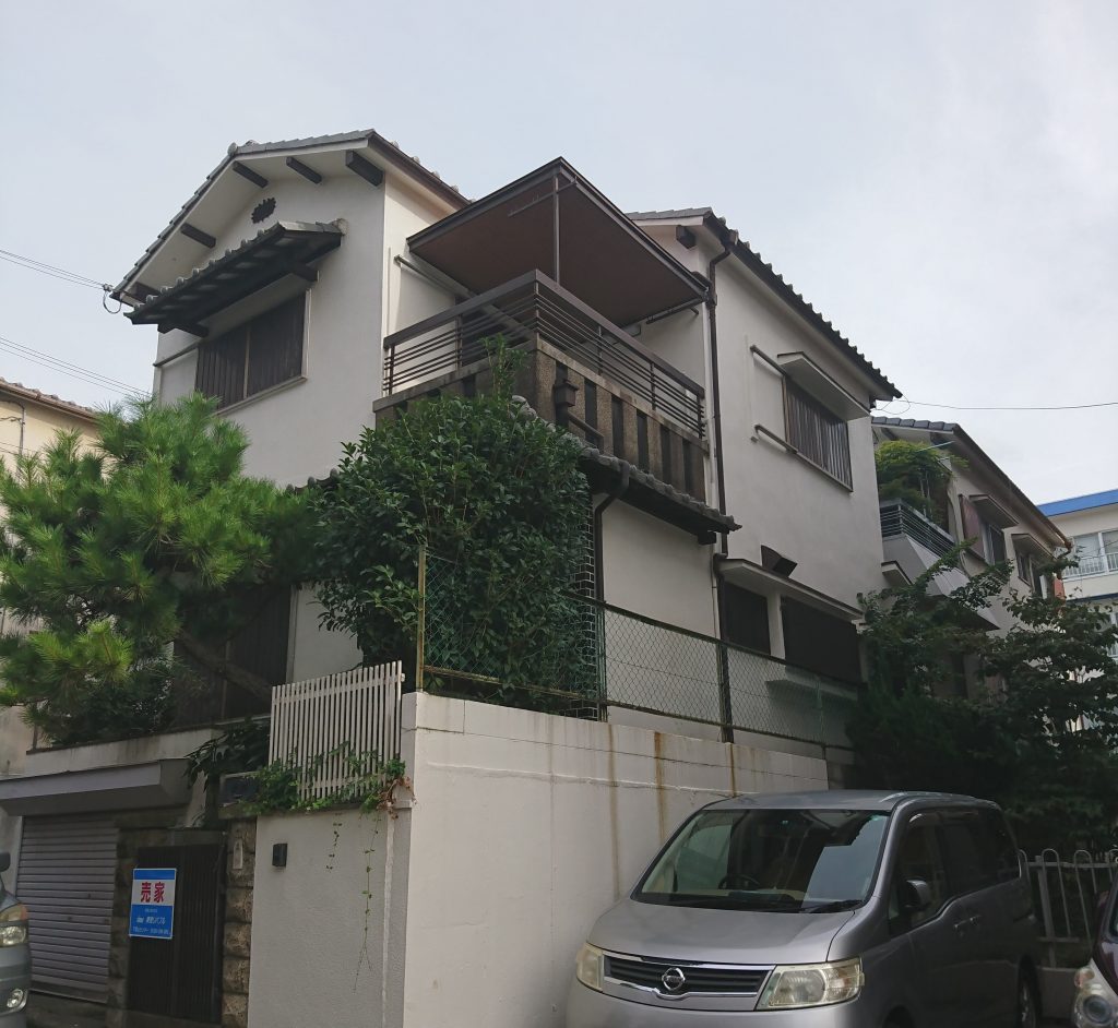 京都市南区にて中古戸建ての調査、ズレた瓦と棟まわりの劣化・雨樋の老朽化を確認した屋根の点検