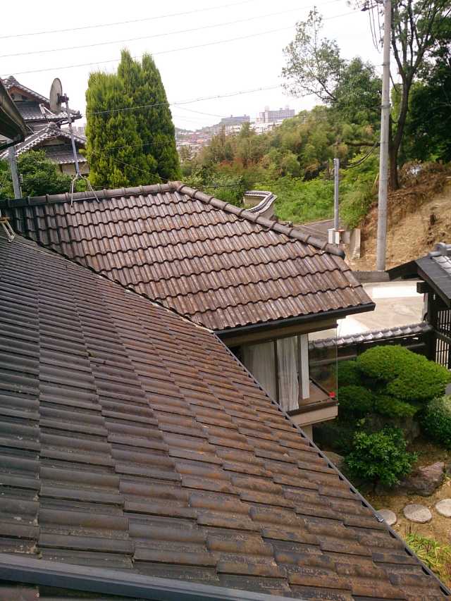 色むらのある屋根面