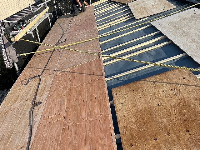 足場板と屋根下地作業