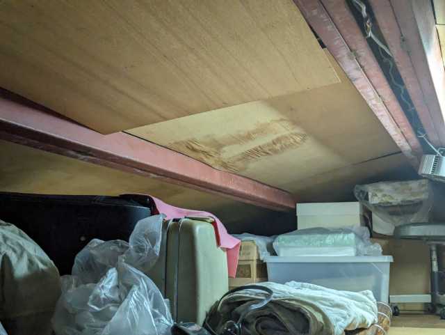 屋根裏収納の雨染み