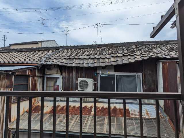 京都市東山区で軒天が折れ曲がり落下寸前、瓦屋根のズレと老朽化を確認した屋根工事調査