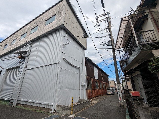 建物外観と周辺道路