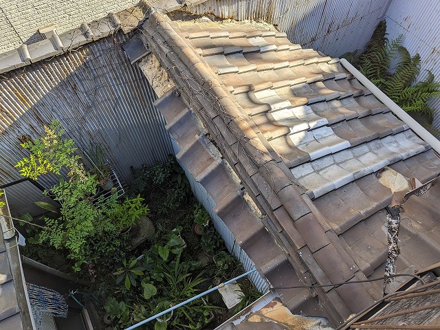 奥側屋根の瓦ズレ