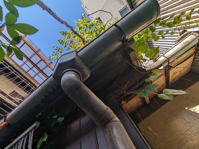 傷んだ雨樋まわり