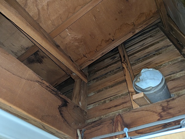 小屋裏木部の雨染み