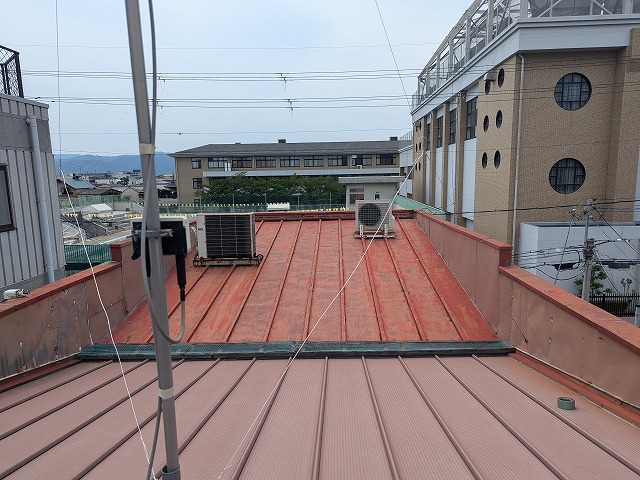 京都市下京区で豪雨後に滝のような雨漏り、谷板金の排水不良と室内浸水跡を確認した無料点検