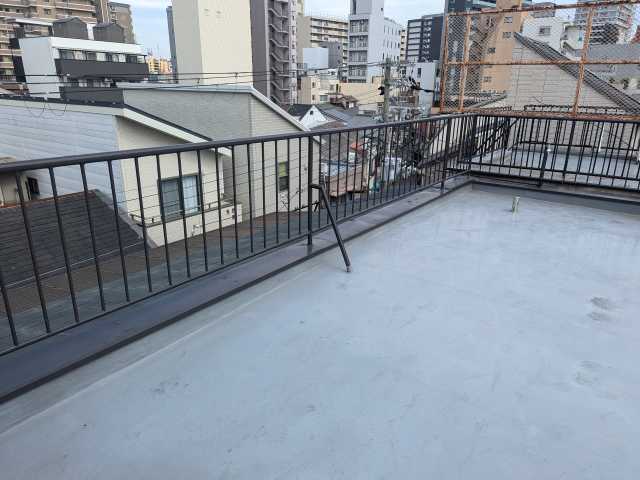 京都市北区で雨漏り修理のため調査した陸屋根と手すり根元の錆び・狭小隙間の浸水リスク