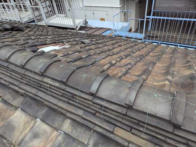 京都市南区で豪雨後に2か所の雨漏り、瓦のズレと板金まわりの老朽化を現地調査