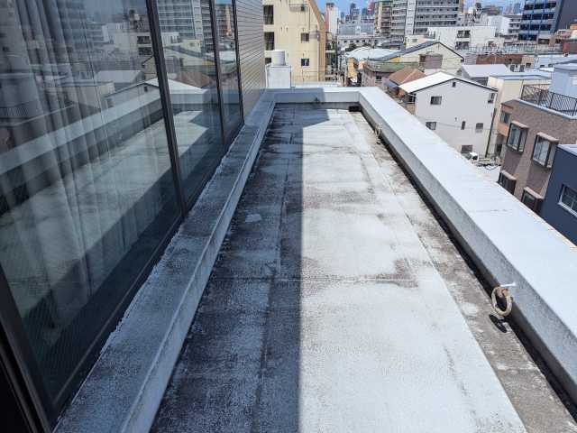 長いバルコニー床面