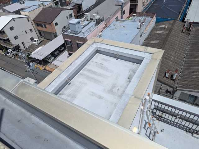 京都市右京区で雨漏り調査、防水層の色あせや汚れが進んだ屋上・バルコニーの防水工事が必要な状態