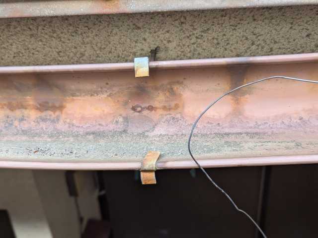 雨樋内側の変色跡