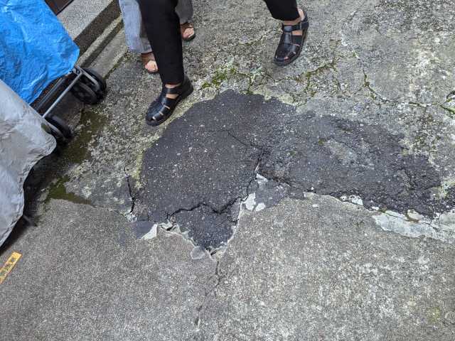 割れた補修跡の沈下部