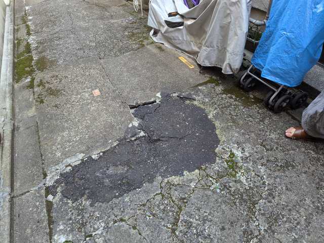 私道全体の沈下と補修跡