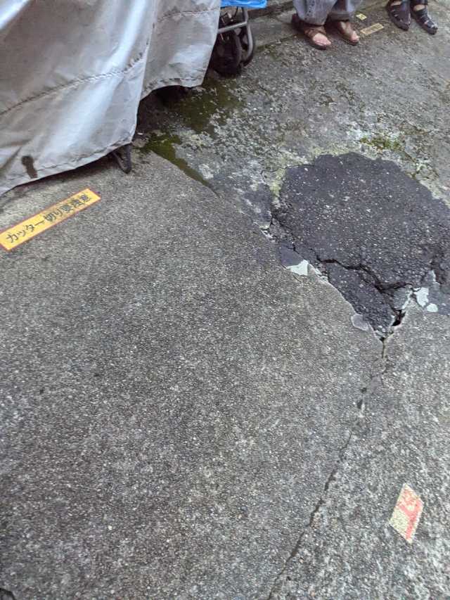 沈下した私道のひび割れ