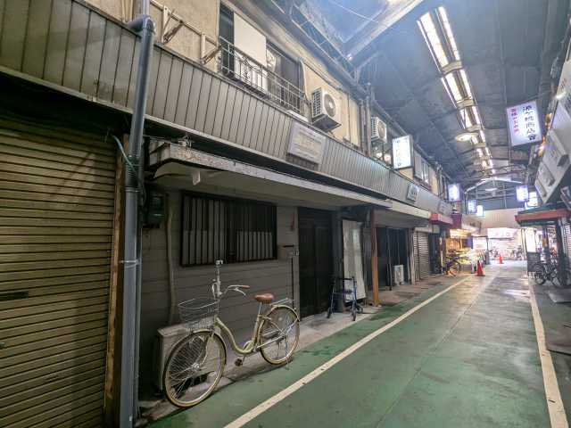 京都市山科区で雨漏り調査、板金屋根の水たまりとカラーベスト屋根の経年劣化を確認