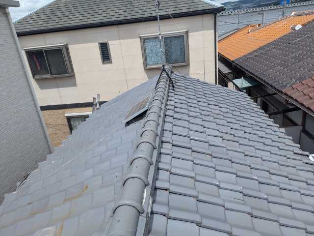 京都市伏見区で屋根工事を検討、棟まわりの漆喰剥がれと鬼瓦まわりの欠損を確認した現地調査