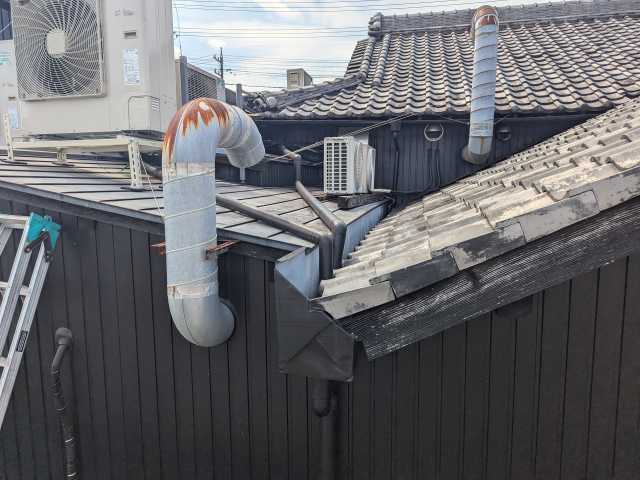 外壁側の箱樋と瓦屋根