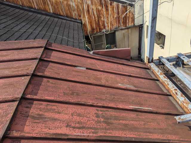 錆びが進んだ金属屋根