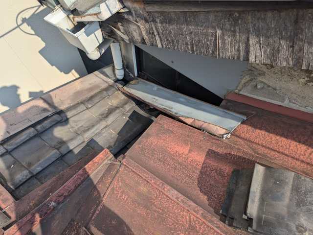 板金が浮いた軒先部
