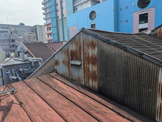 錆びた外壁と屋根面