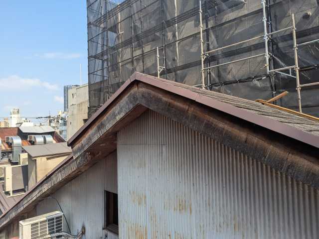 京都市上京区で破風板・軒天補修と屋根カバー工事を検討、外れた雨樋と錆びた屋根を現地調査
