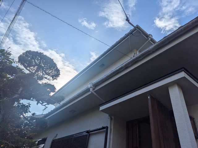 京都市山科区で物件購入前に外壁調査、軒天・雨樋の経年劣化と外壁全体の老朽化を確認